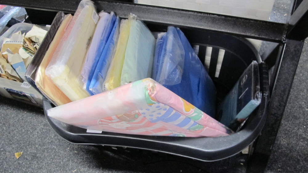 Lot 1095: A tub of bedlinen