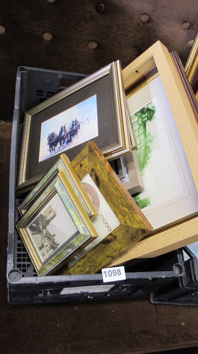 Lot 1098: A tub of pictures