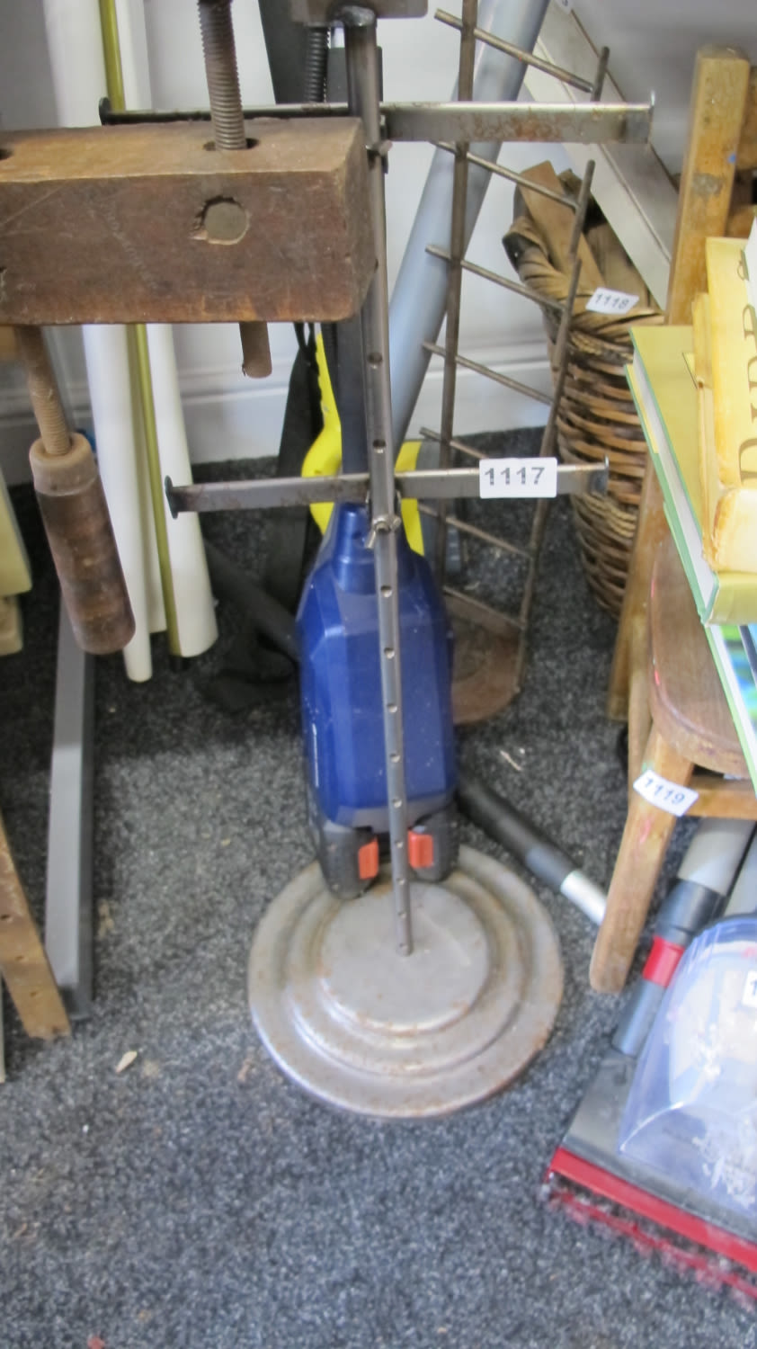 Lot 1117: Metal stand