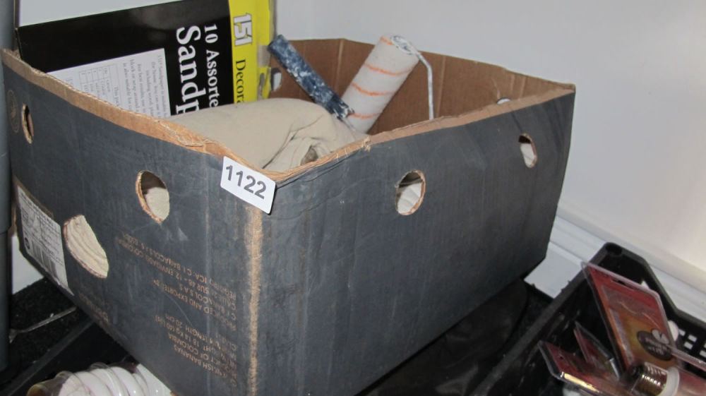 Lot 1122: Box of decorators items
