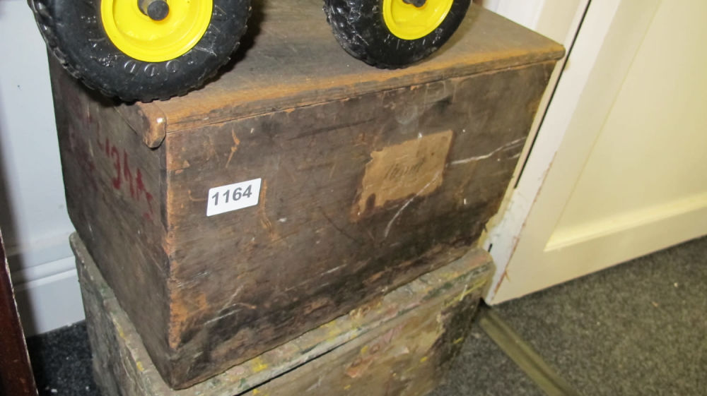 Lot 1164: Vintage box