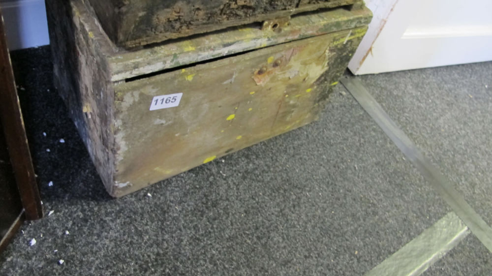 Lot 1165: Vintage box