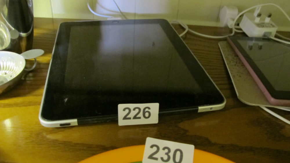 Lot 226: Apple ipad model a1337 ist generation