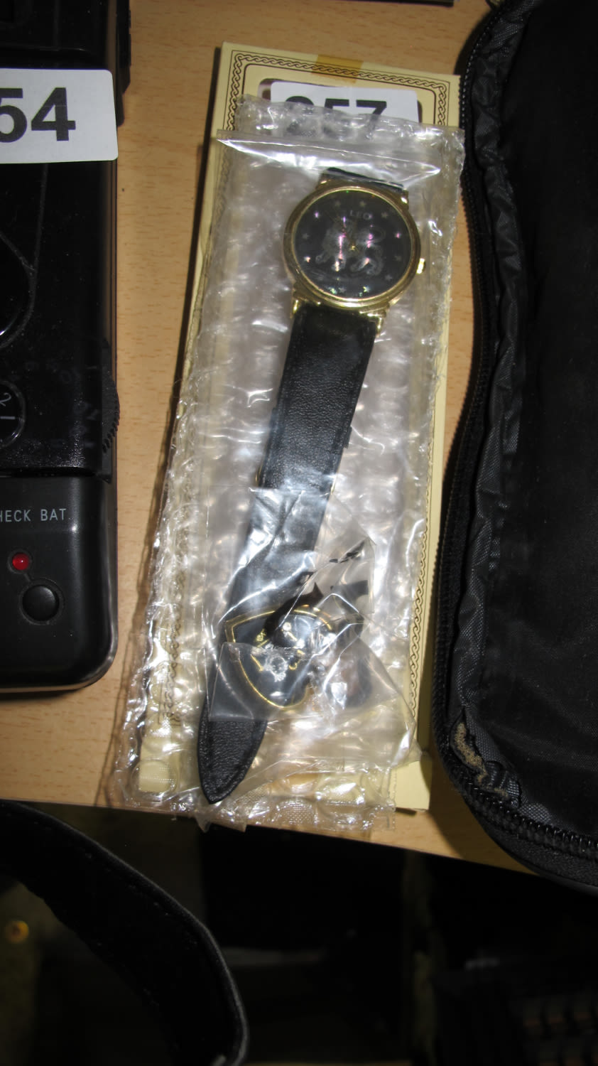 Lot 257: Starsign 'Leo' gift set of watch and keyring