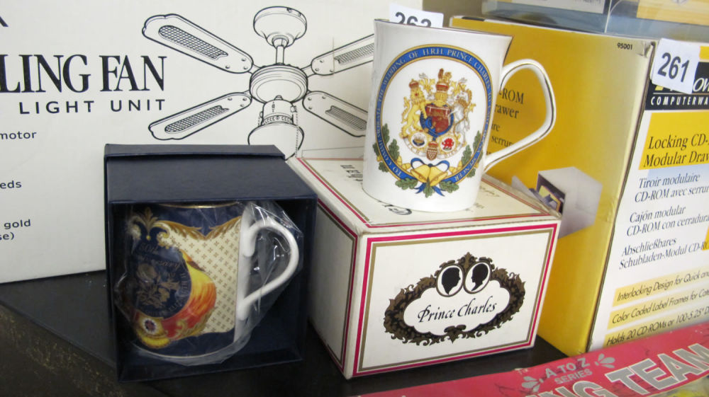 Lot 263: 2 boxed Royal mugs