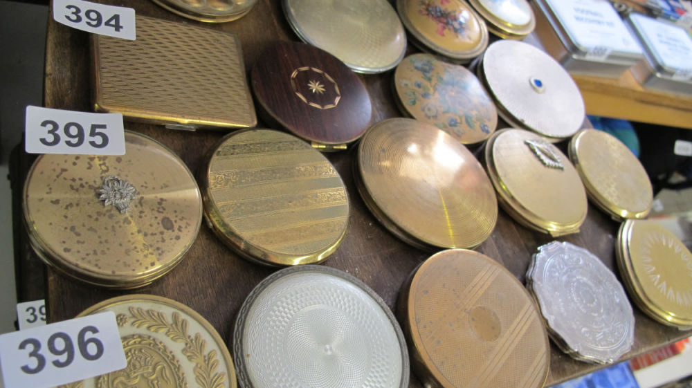 Lot 395: 5 compacts