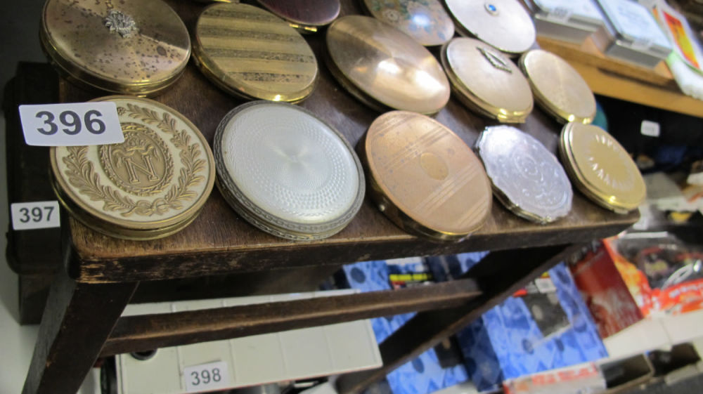 Lot 396: 5 compacts