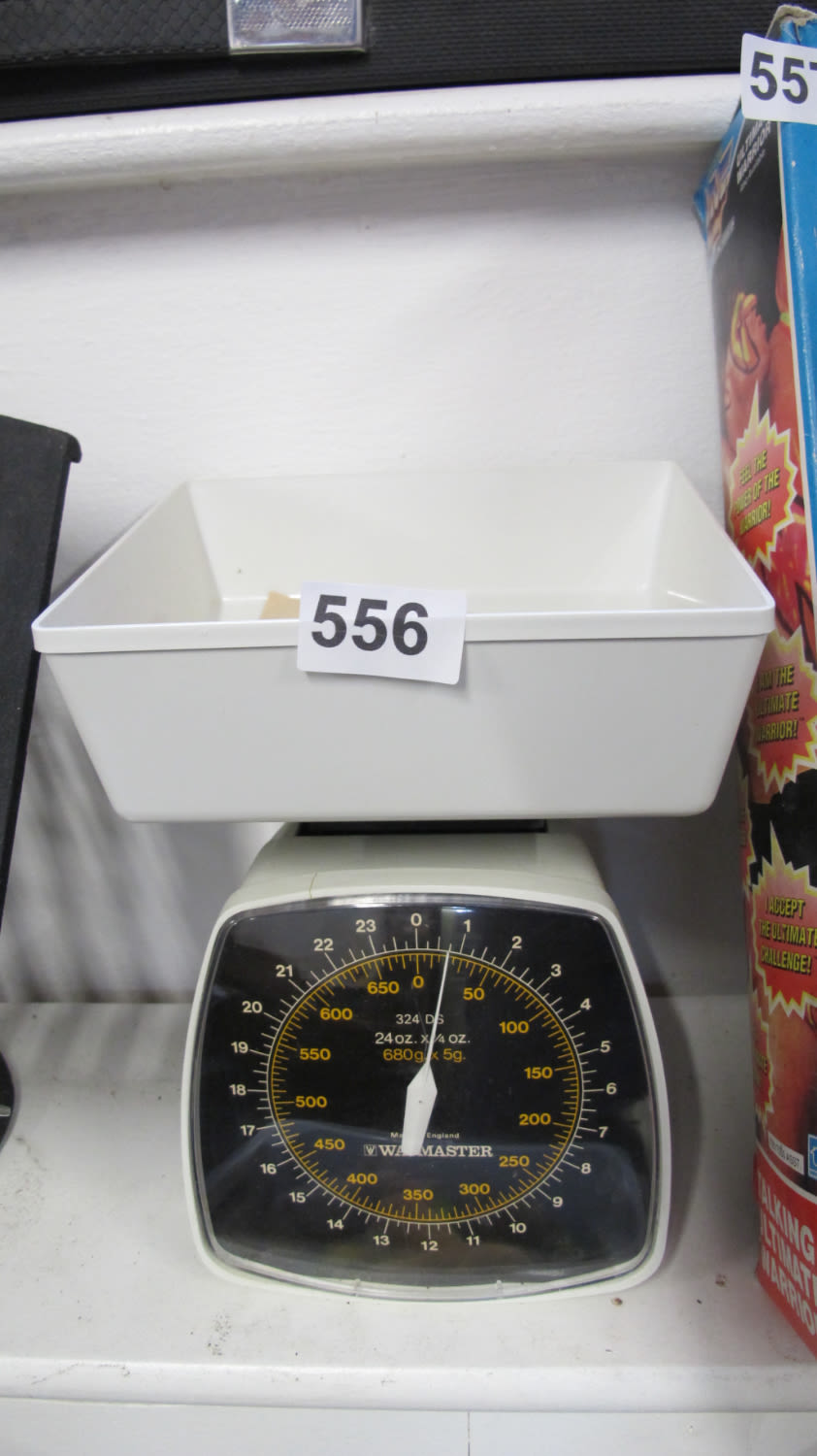 Lot 556: Kitchen scales