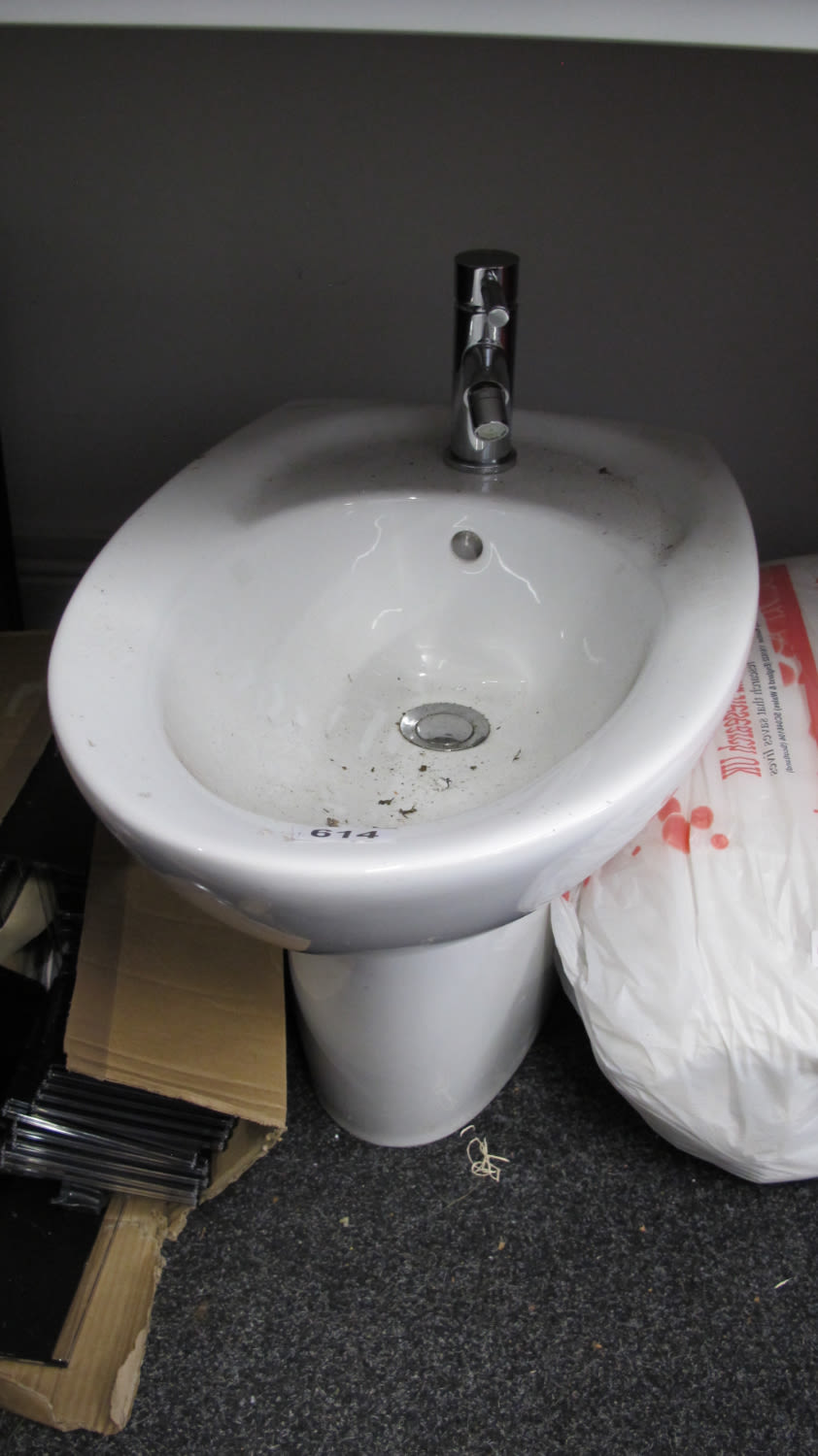 Lot 614: Bidet great for washing your sweaty Ar*e