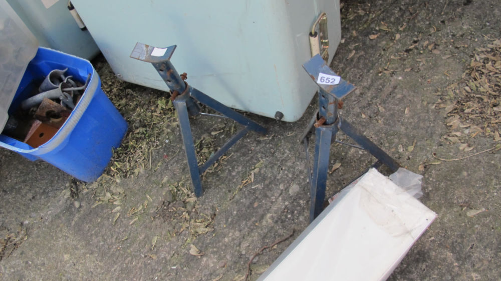 Lot 652: Axle stands