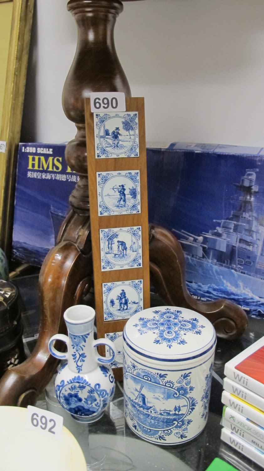 Lot 690: 3 vintage Delft items