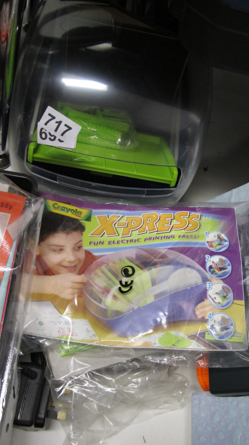 Lot 717: Crayola printing press toy