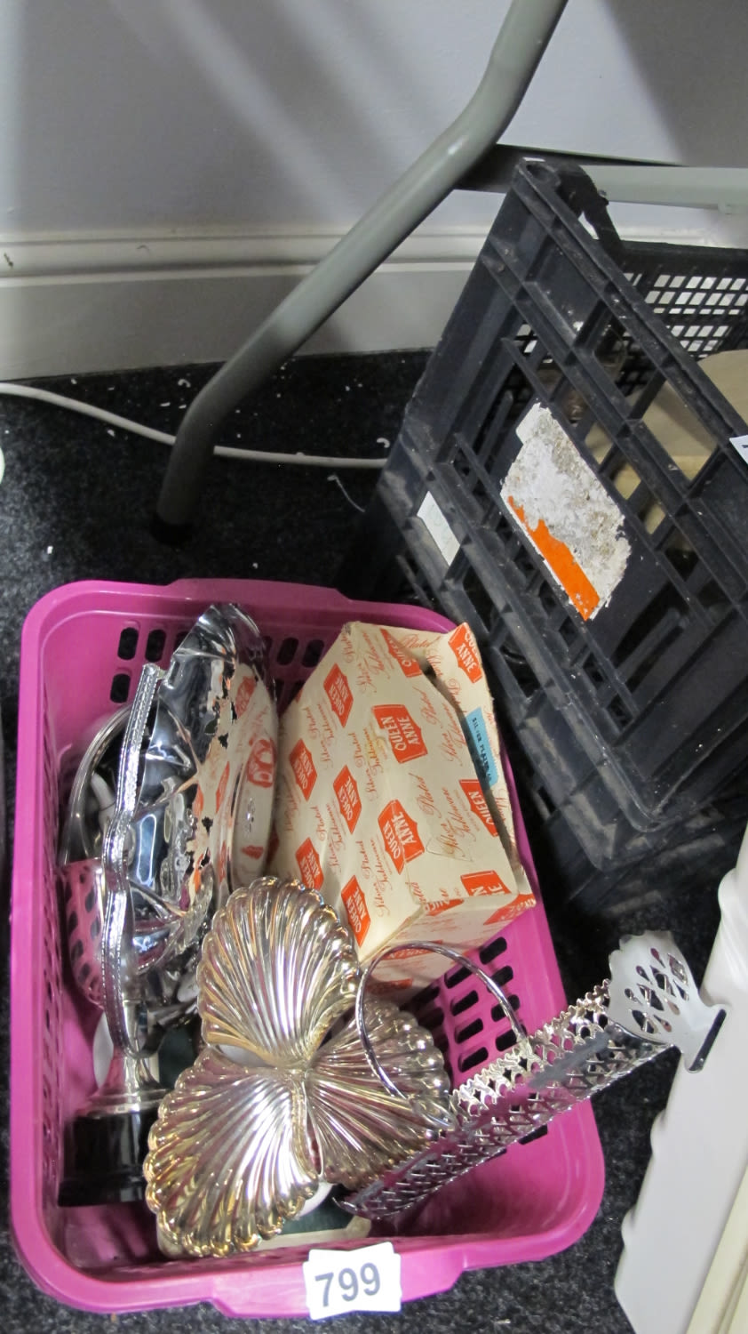 Lot 799: Box of misc metalware