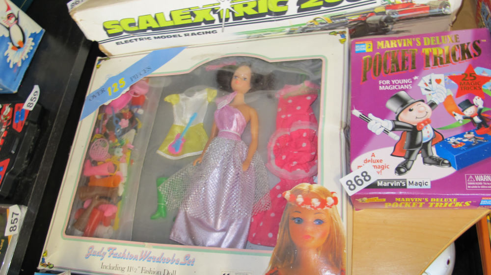 Lot 866: Brand new old stock Fashion doll set