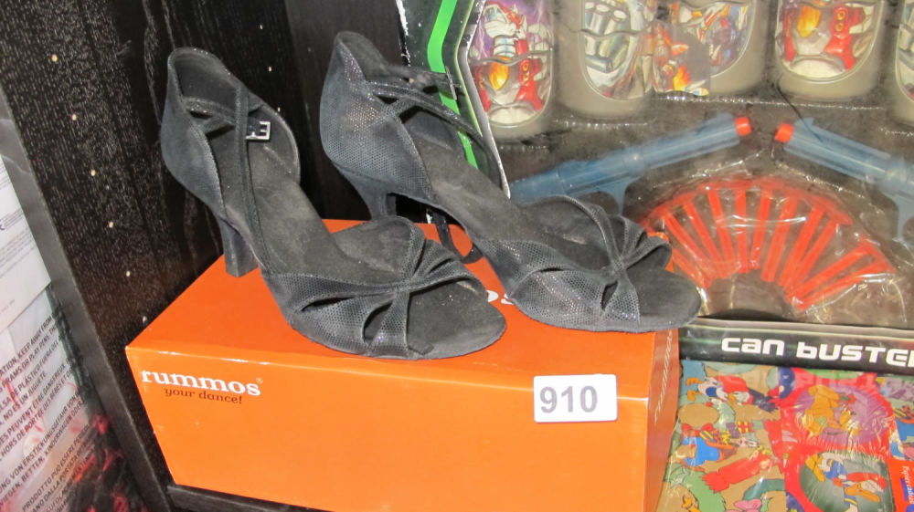 Lot 910: Ladies dance shoes