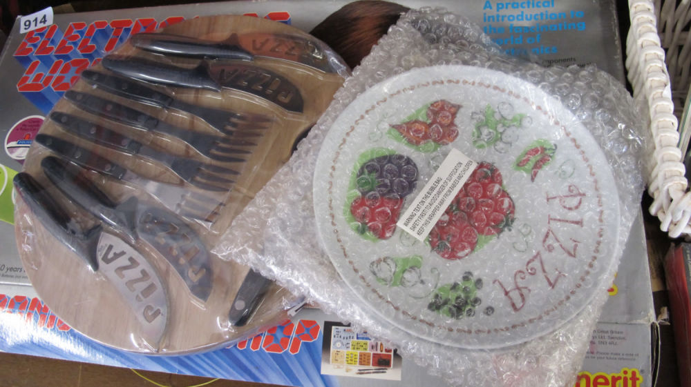 Lot 917: Pizza board with knives and plates