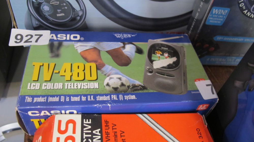 Lot 927: Casio TV-480 handheld TV