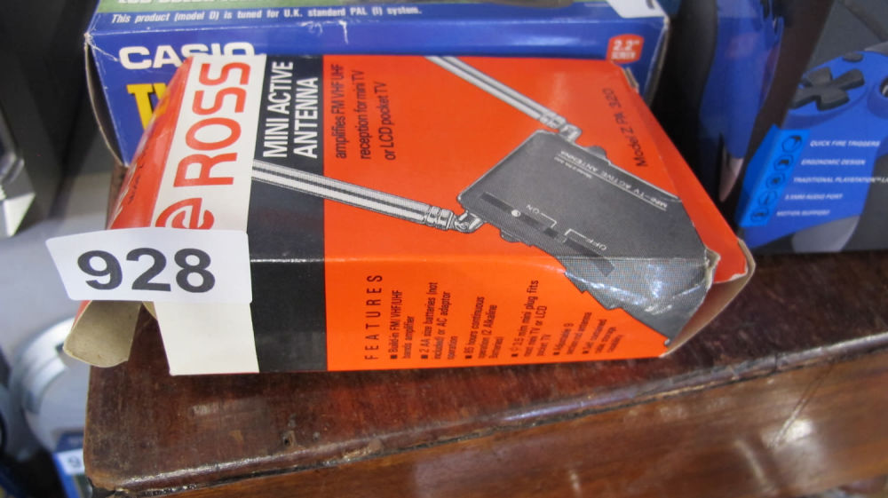 Lot 928: Ross mini active TV aerial
