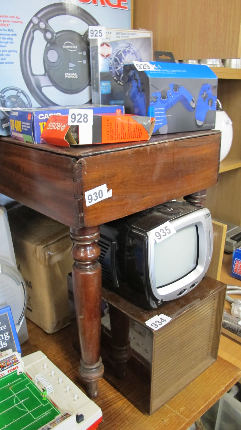Lot 930: Antique baby bath box