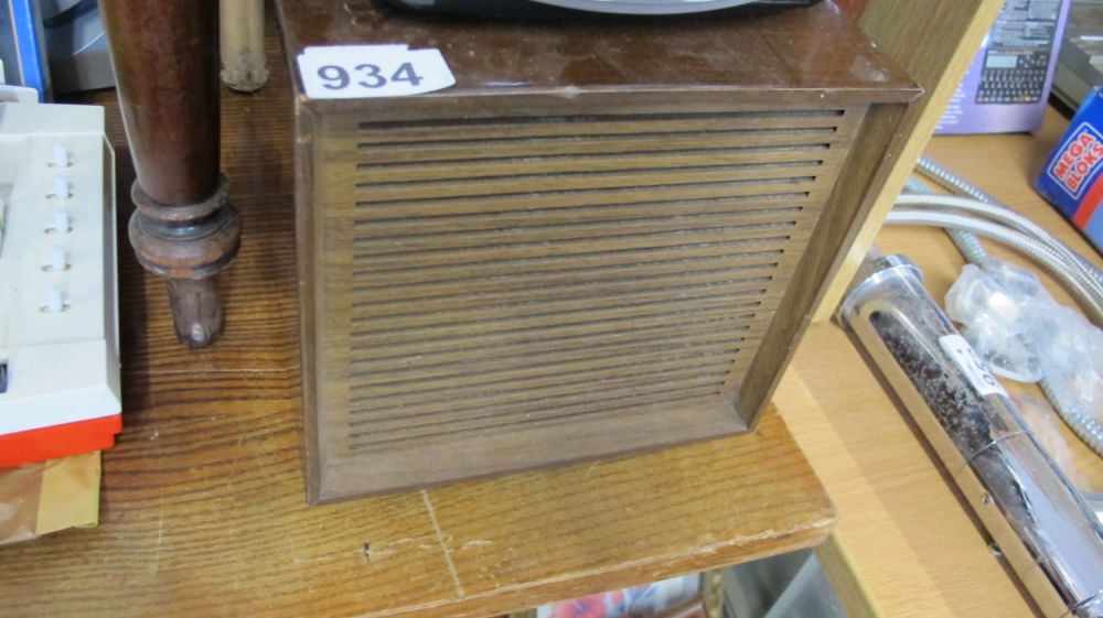 Lot 934: Vintage wooden mono radio speaker