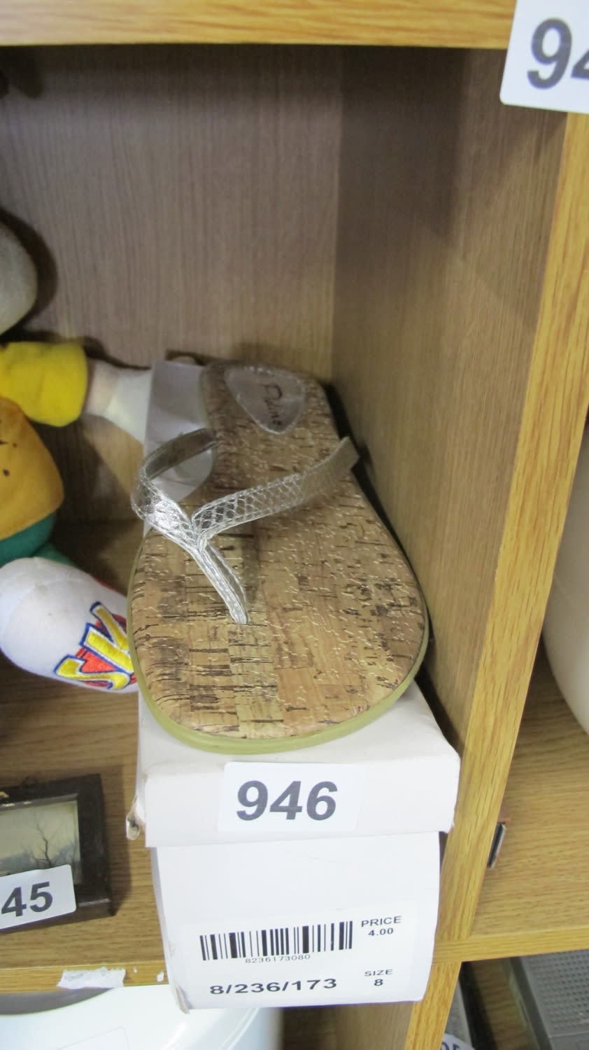 Lot 946: Size 8 sandals