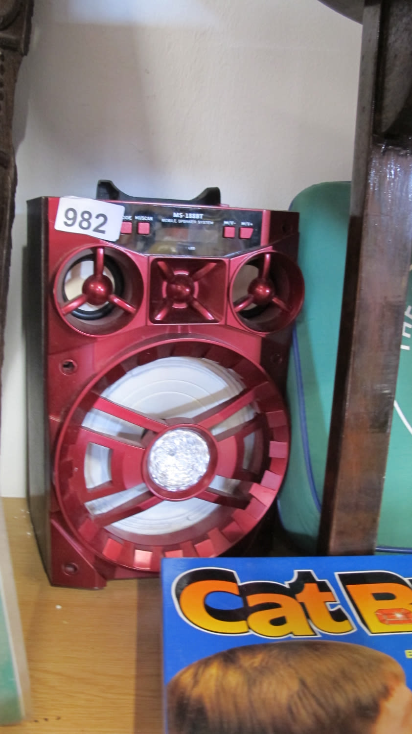 Lot 982: Karaoke speaker