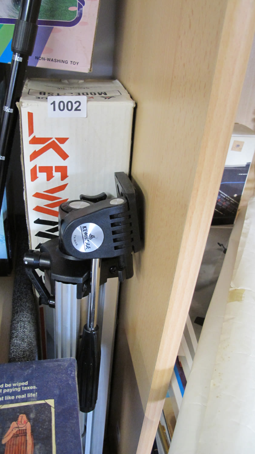 Lot 1002: Boxed Kewmode tripod