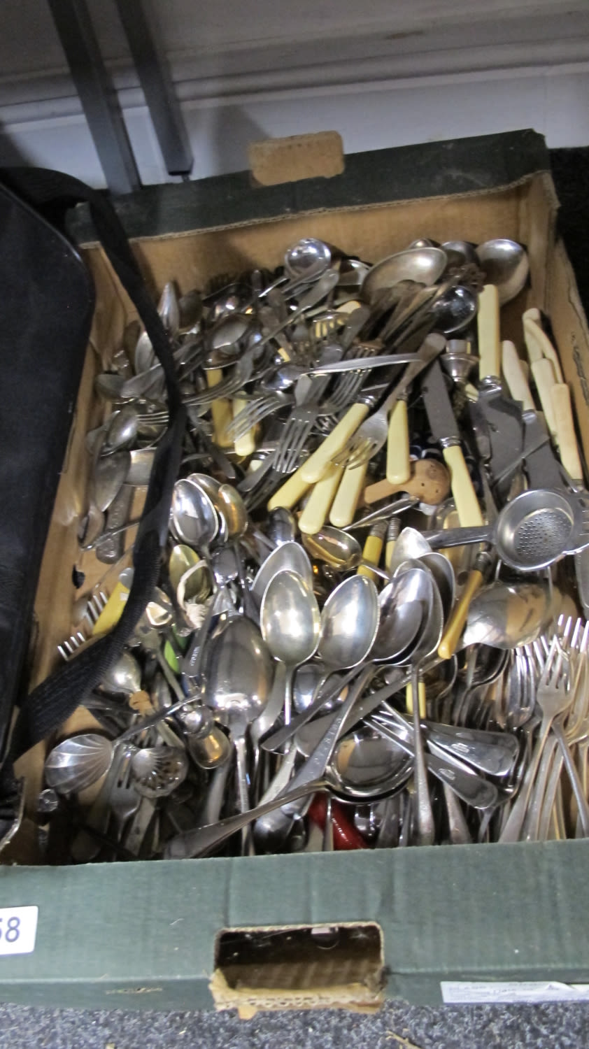 Lot 558: Assorted cutlery