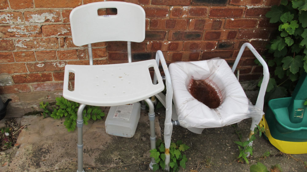 Lot 580: Bathroom disability aids