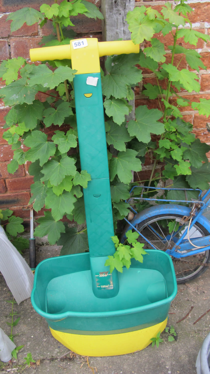 Lot 581: Lawn seed spreader