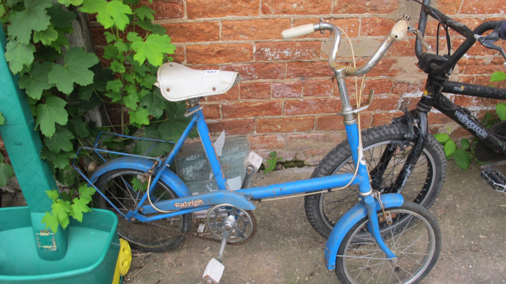 Lot 582: Vintage Raleigh bike