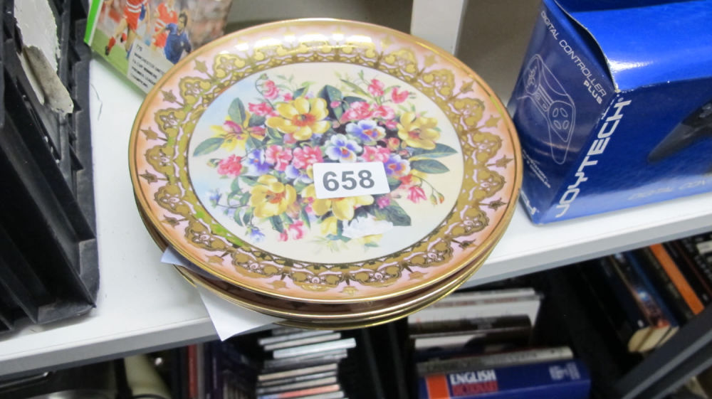 Lot 658: 4 hand painted floral plates
