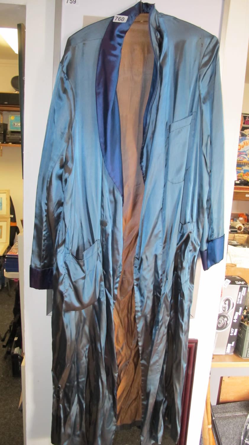 Lot 760: Silk dressing gown
