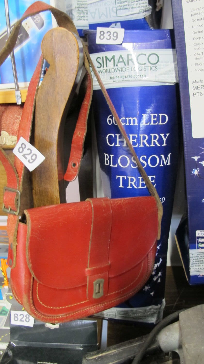 Lot 829: Vintage satchel type bag