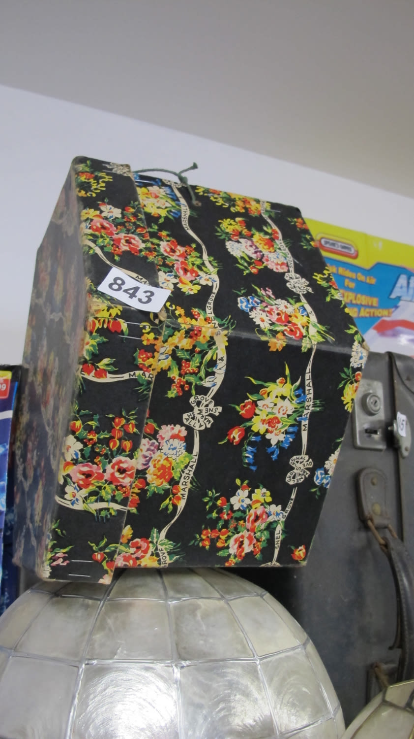 Lot 843: Decorative vintage hat box