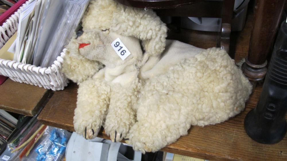 Lot 916: Poodle