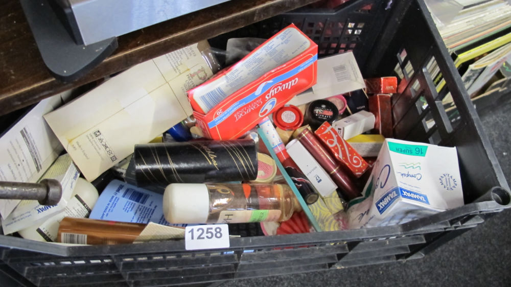 Lot 1258: Tub of cosmetics