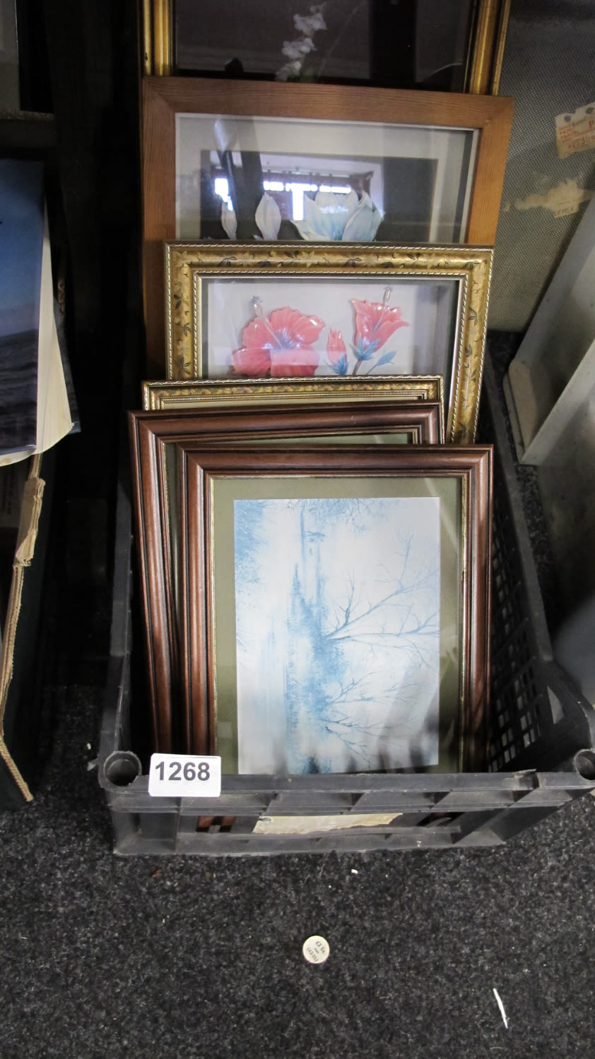Lot 1268: Tub of pictures