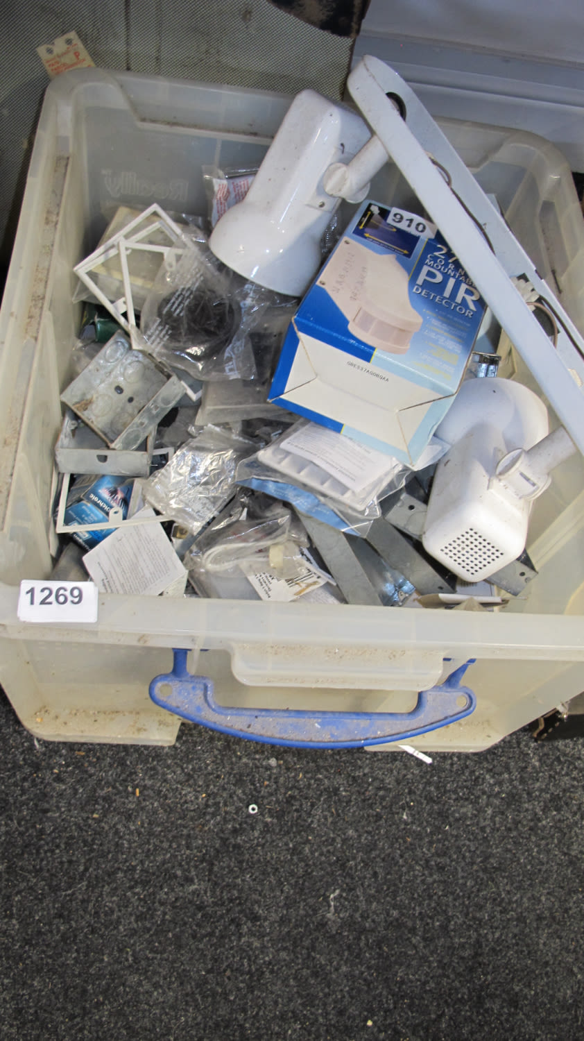 Lot 1269: Tub of electricals