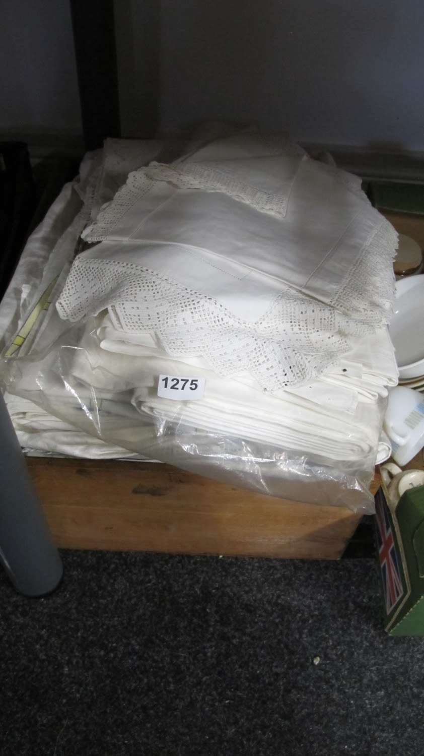Lot 1275: Box of linens