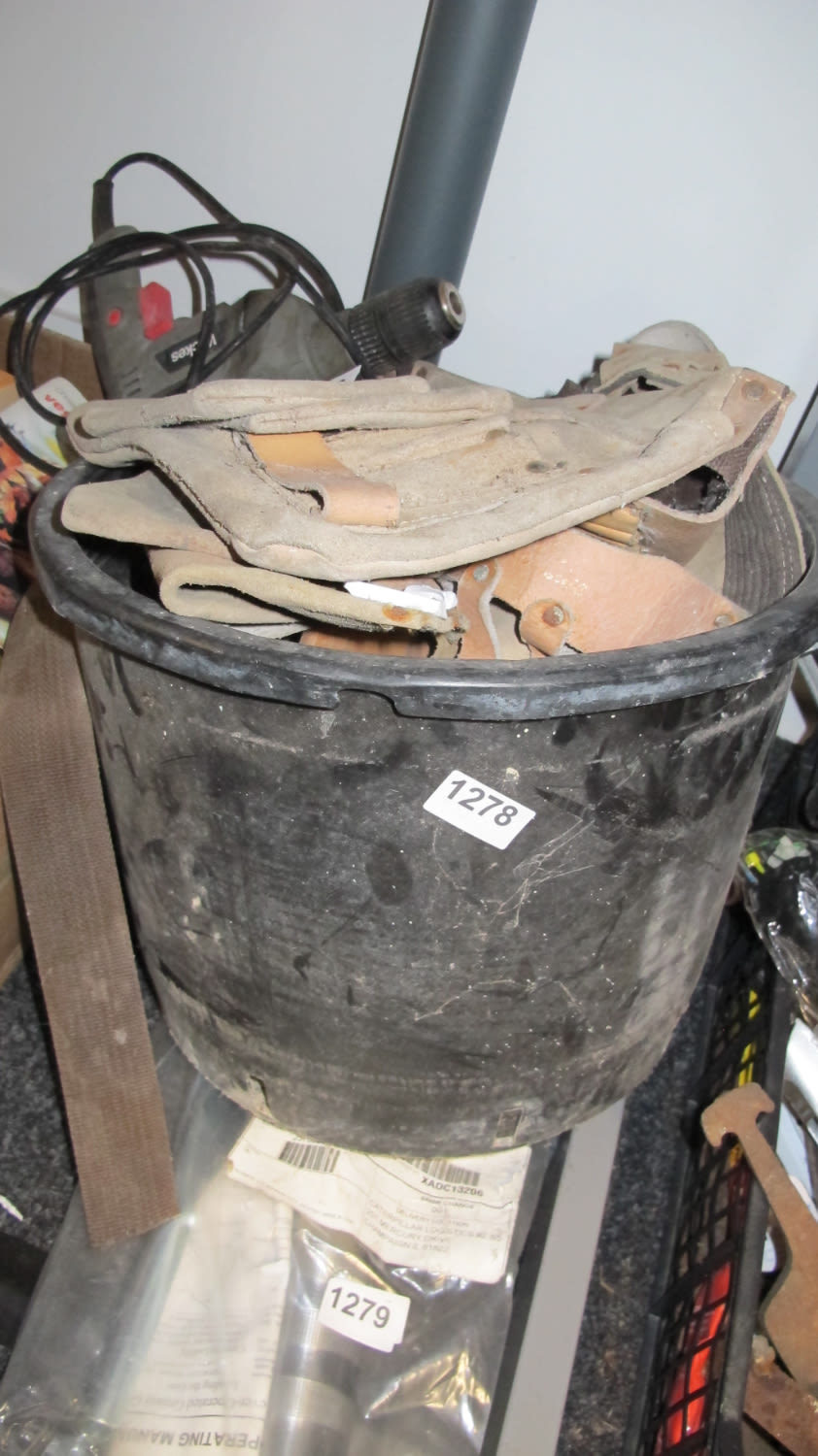 Lot 1278: Tub of workmans items