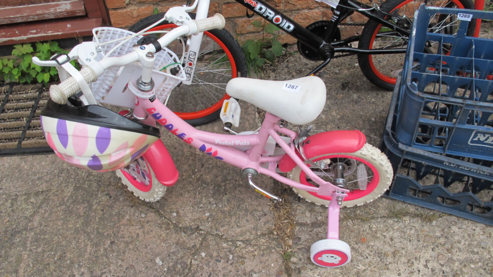 Lot 1287: Girls bike