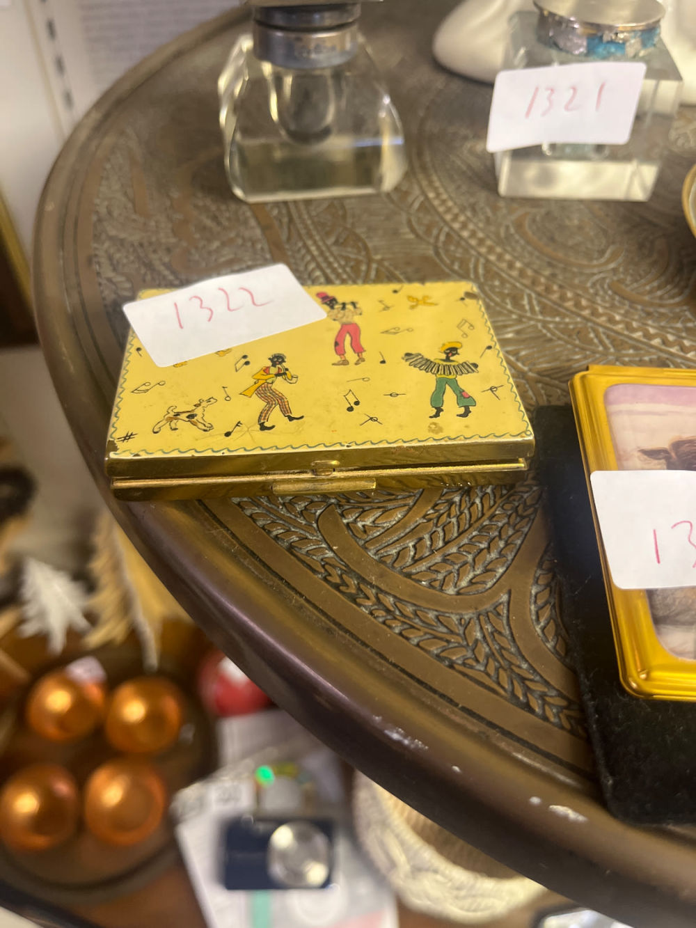 Lot 1322: Vintage vogue compact
