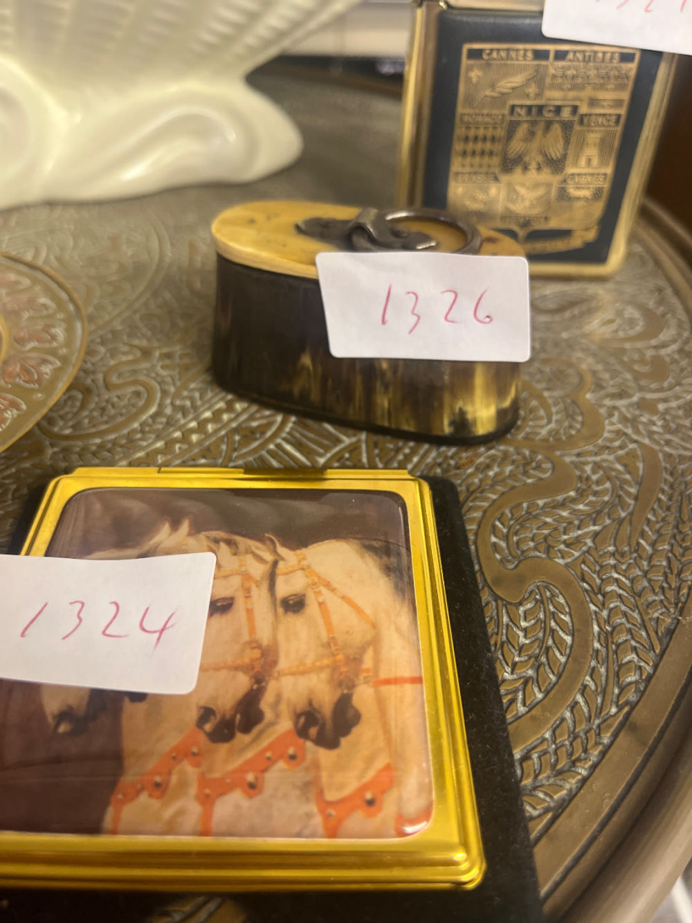 Lot 1326: Horn snuff box