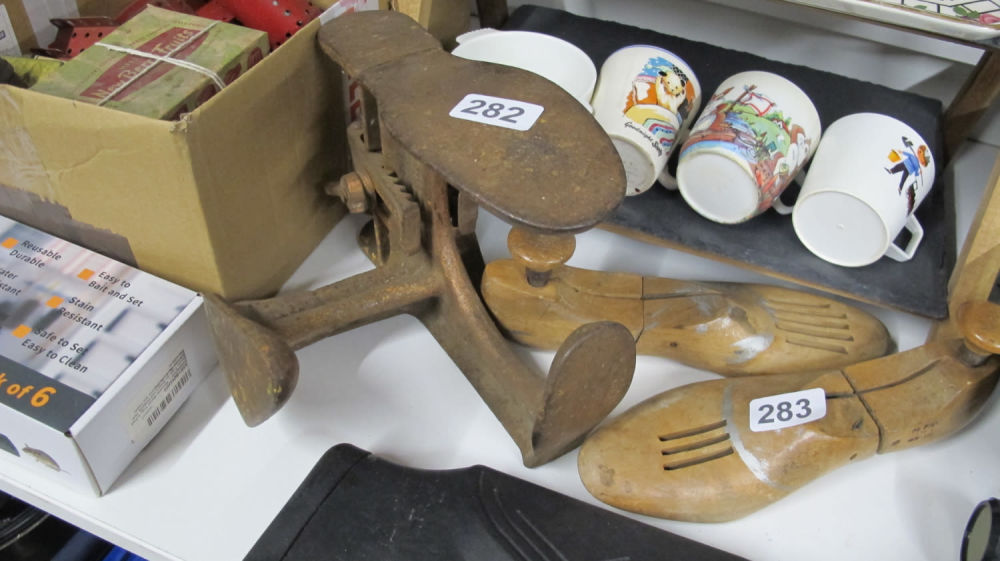 Lot 282: Very unusual adjustable cobblers last