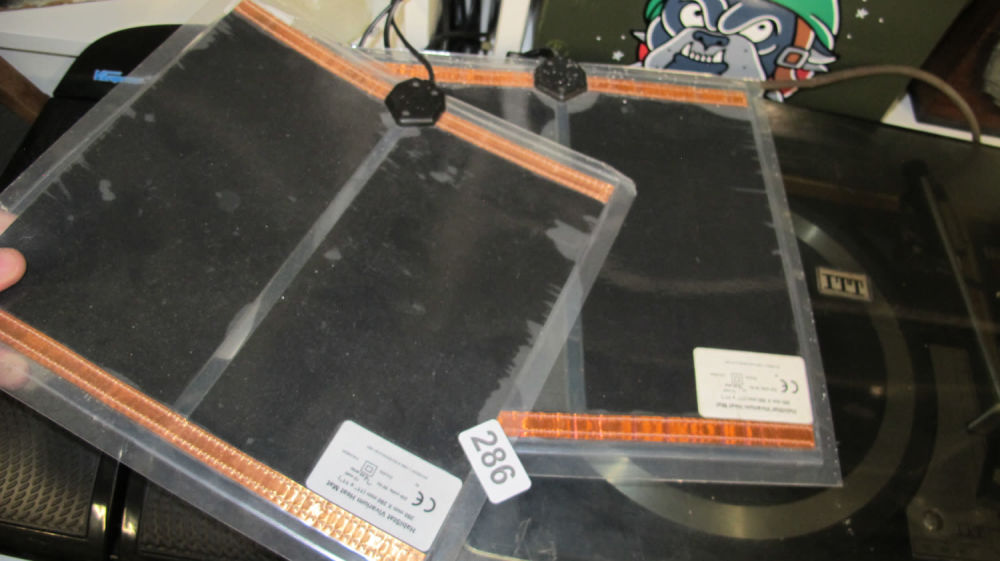 Lot 286: Heat mats