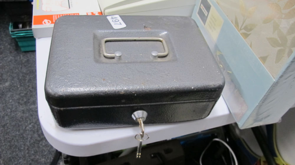 Lot 497: Cash tin