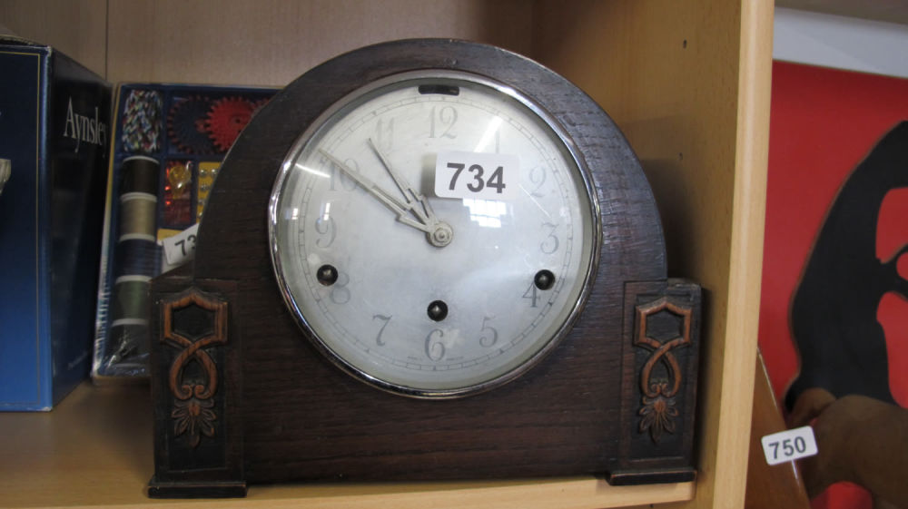 Lot 734: Vintage mantel clock