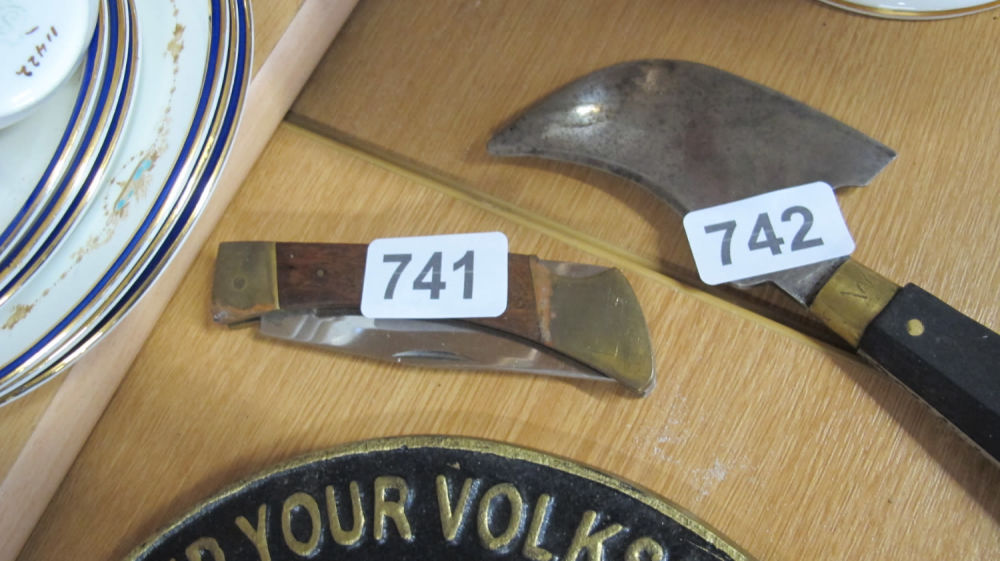 Lot 741: Locking knife