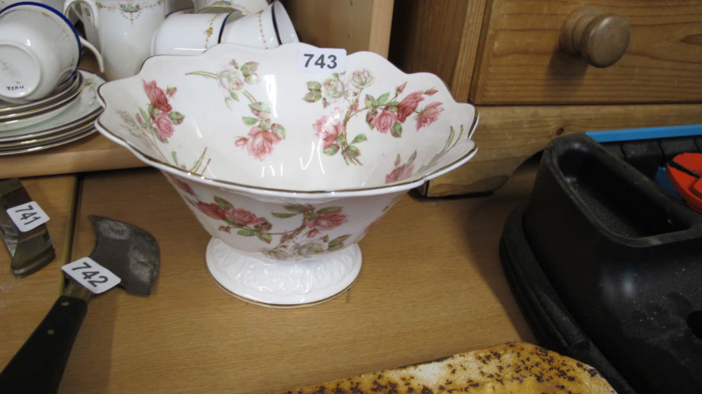 Lot 743: Floral Aynsley fruit bowl